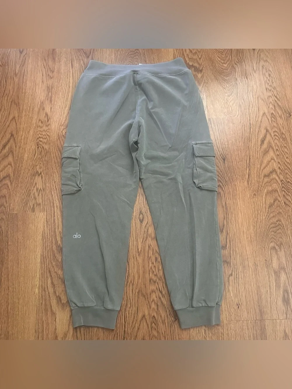 ALO Yoga gray Cargo Jogger Pants cropped size small activewear loungewear